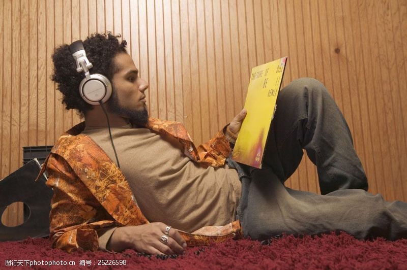 看男科听音乐看书的男人图片