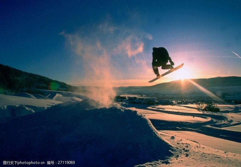 快充阳光下滑雪的男人图片