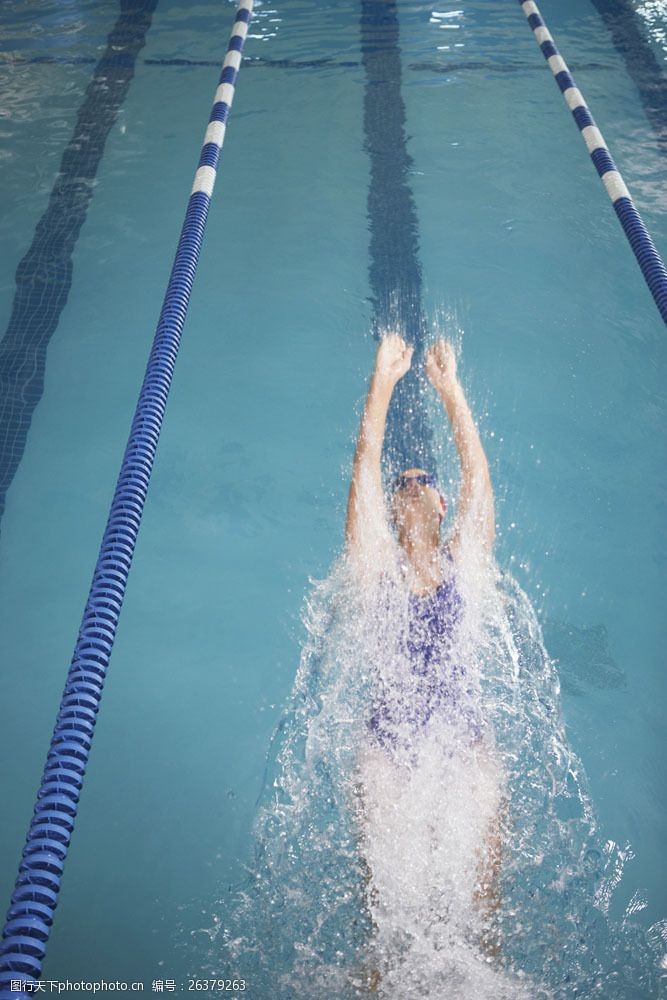 游泳比赛女性仰泳运动员图片