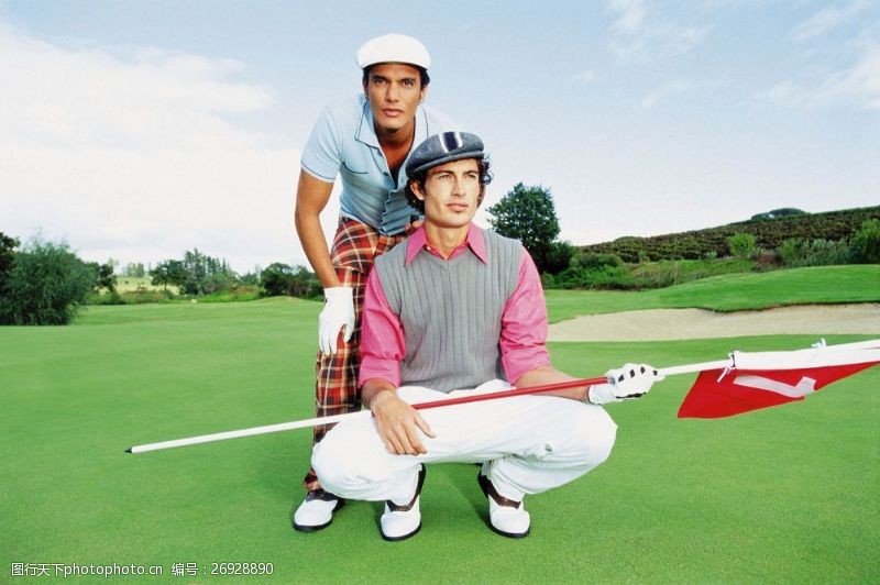 休闲高尔夫球场上的时尚男性图片