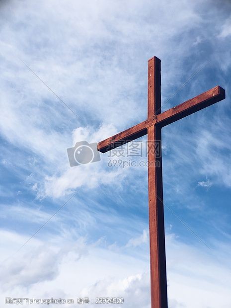 白天棕色木制十字架在蓝色和白色的天空