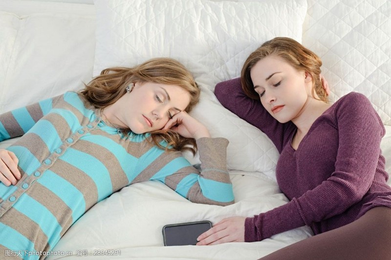 张姐两个睡觉拿着手机的外国美女图片