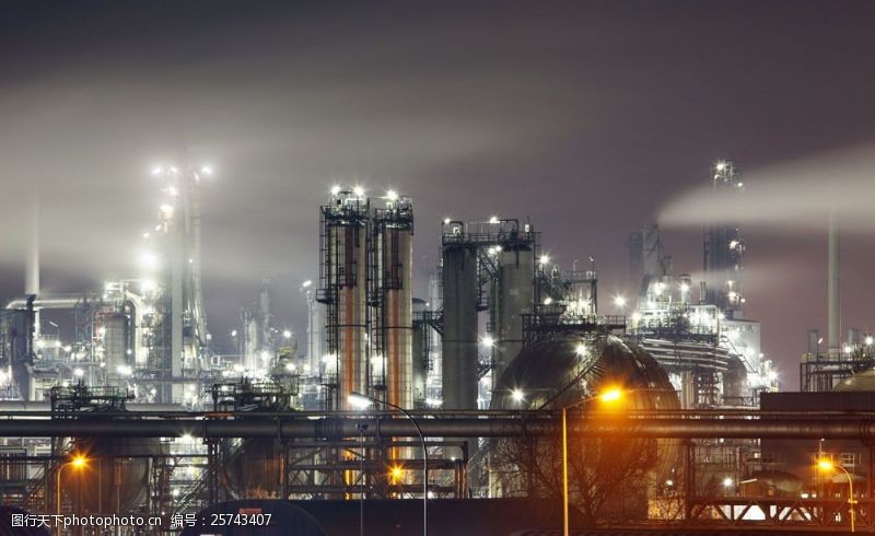 石油勘测机夜晚的化工厂图片