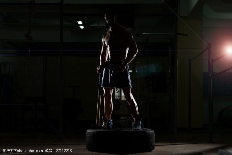 健身锻炼站在轮胎上的肌肉男图片