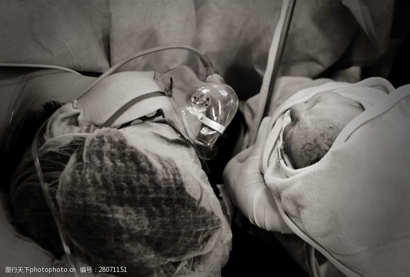 婴儿护理戴着氧气罩的母子图片