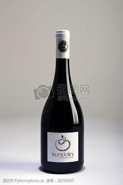红酒的艺术黑色的葡萄酒瓶