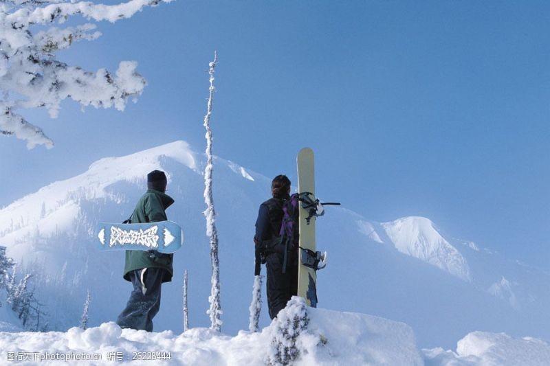 滑雪场拿着滑雪板的滑雪运动员图片