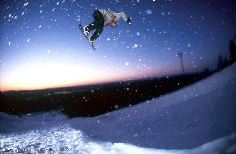 梦想腾飞雪花飞舞中滑雪的男人图片