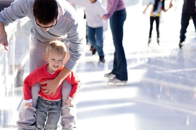 滑雪场学溜冰的小男孩图片