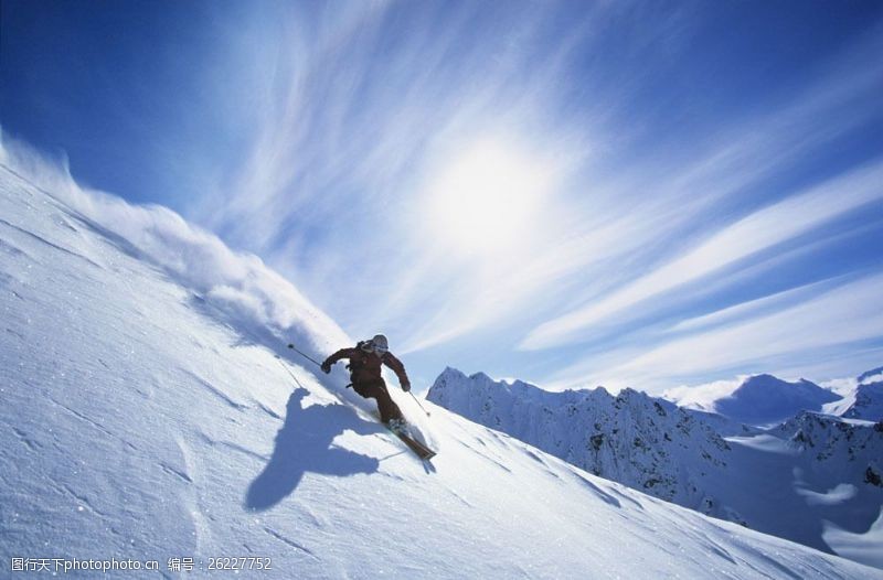 滑雪场雪地里滑雪的男人图片