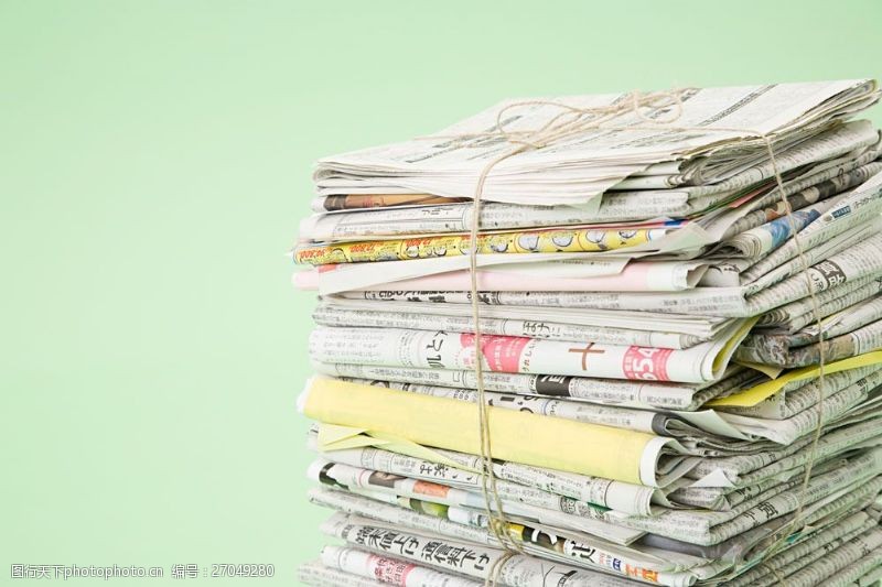 绿色环保背景一摞捆扎好的报纸特写图片