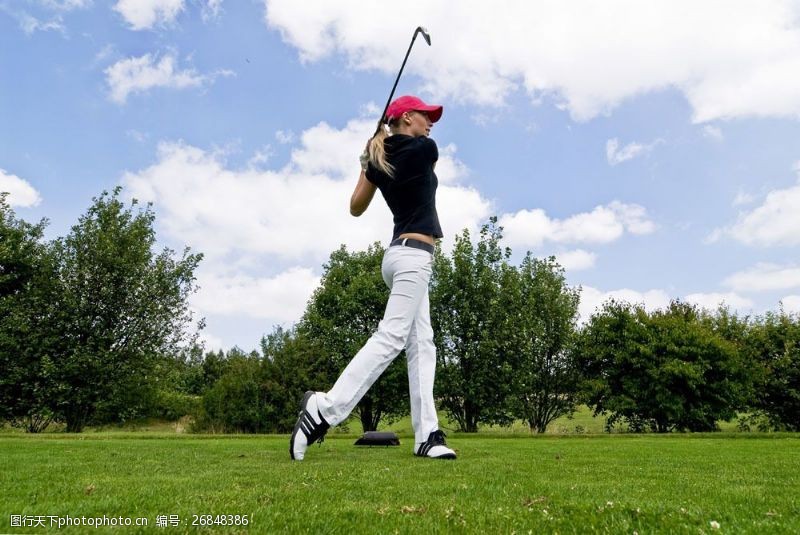 休闲高尔夫打高尔夫球的时尚美女图片