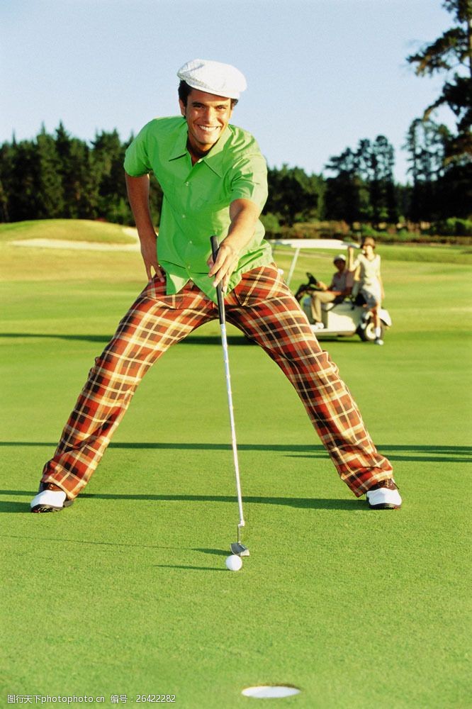 贵族运动打高尔夫球的时尚男人图片