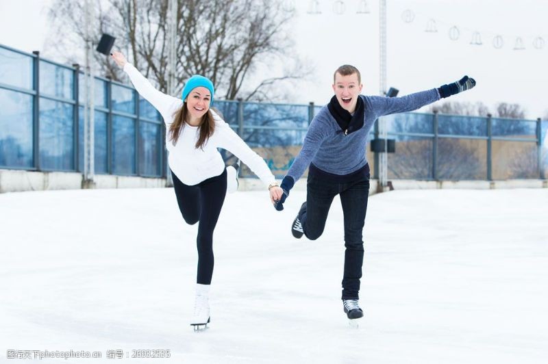 溜冰场上的浪漫情侣图片
