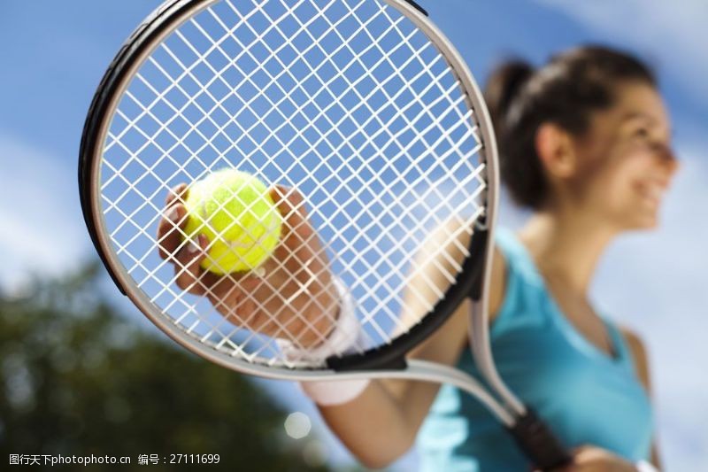 健身锻炼拿着网球球拍的女人图片