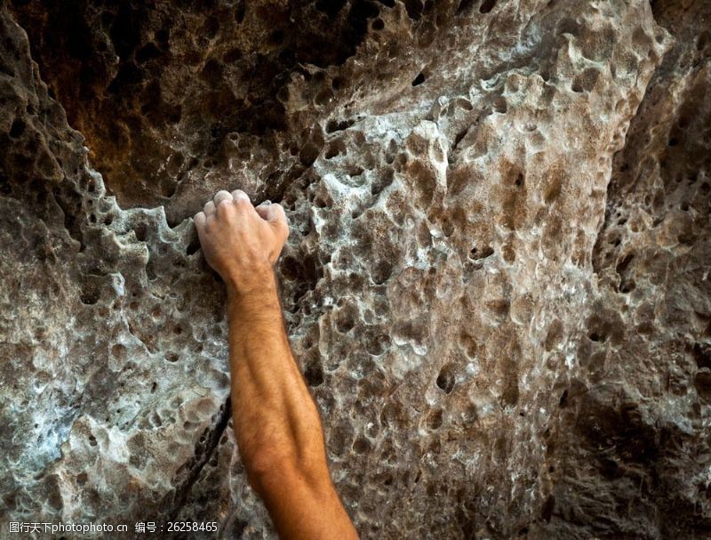 登山人物攀岩的手臂摄影图片