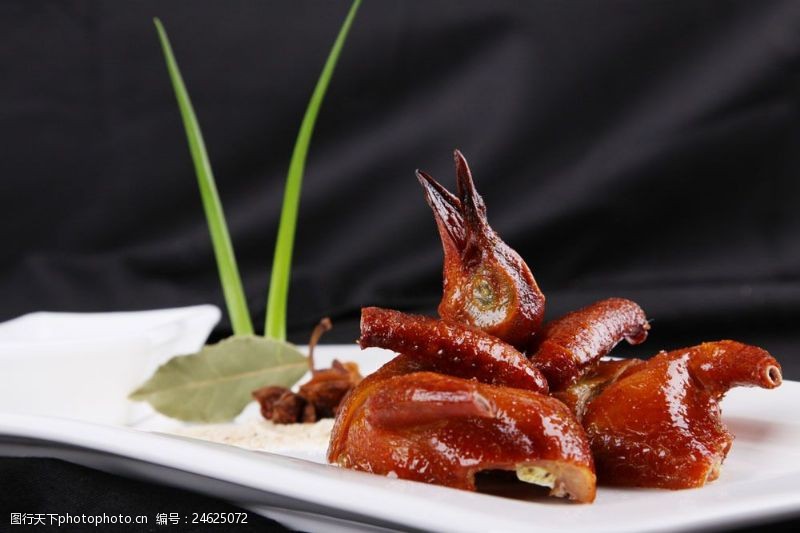 中华饮食盘子里的鸭肉图片
