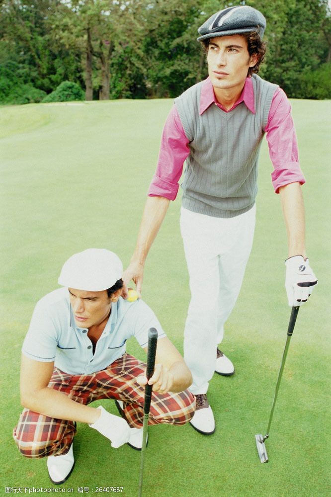 贵族运动手拿高尔夫球杆的时尚男性图片