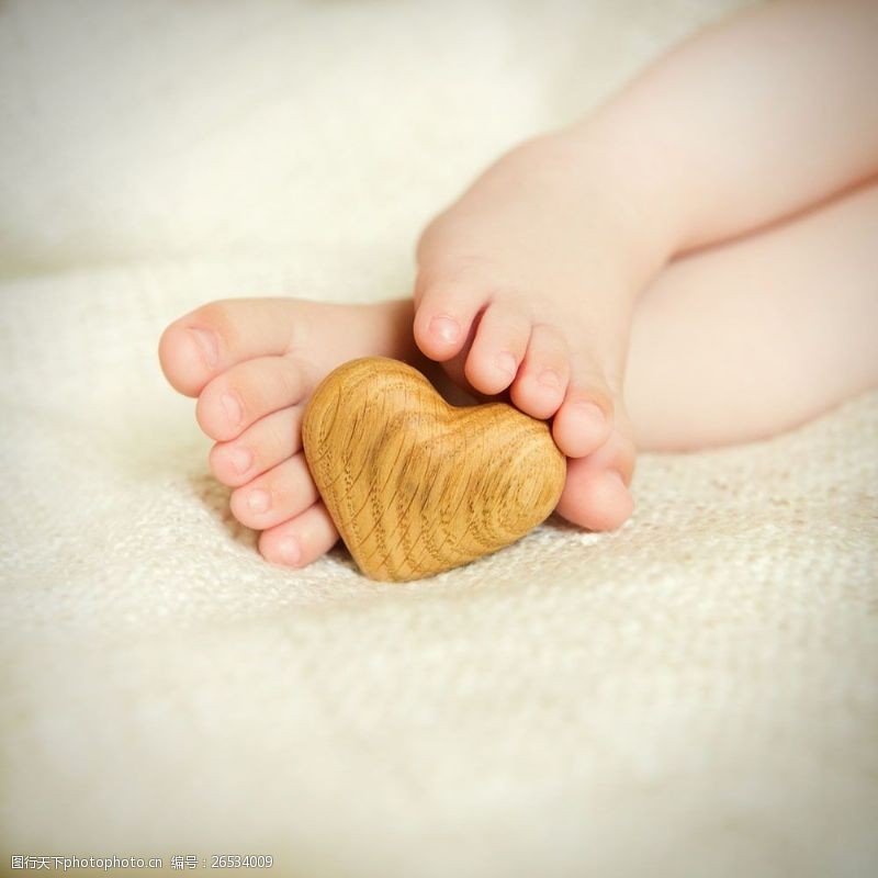 婴儿脚小孩脚丫与爱心图片