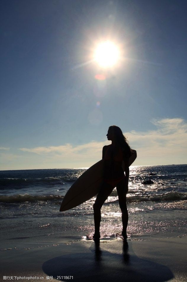 极限运动抱着冲浪板面朝大海冲浪女人图片