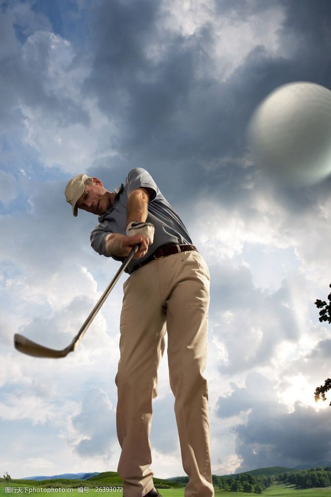 贵族运动打高尔夫球的男人图片