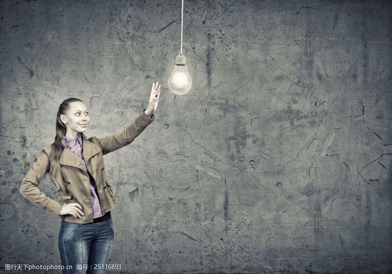 电灯泡创意图电灯泡与职业女性图片