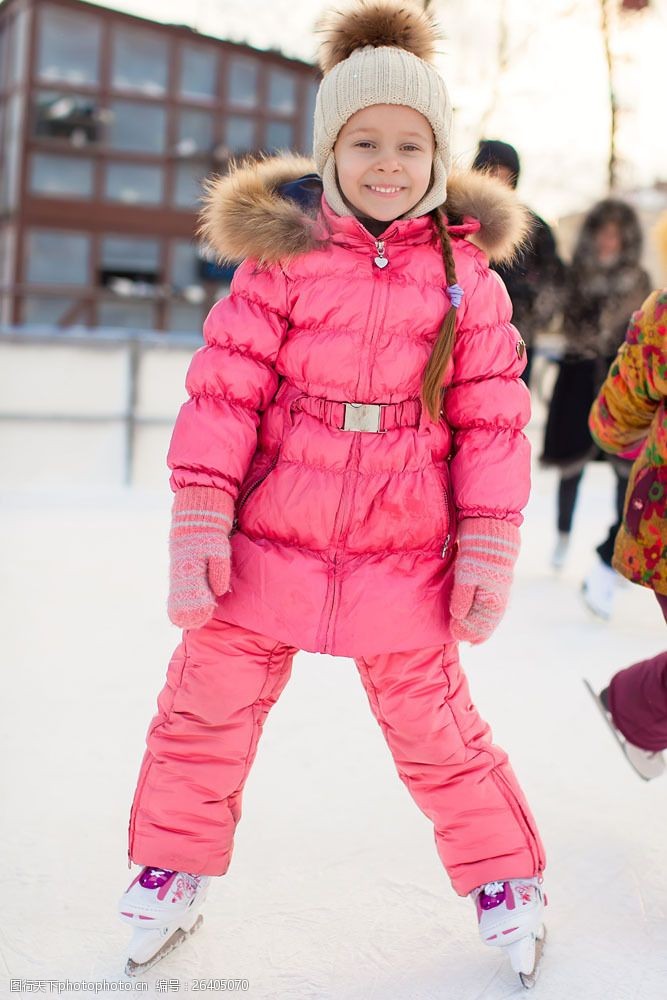 溜冰场滑雪场上的可爱小女孩图片