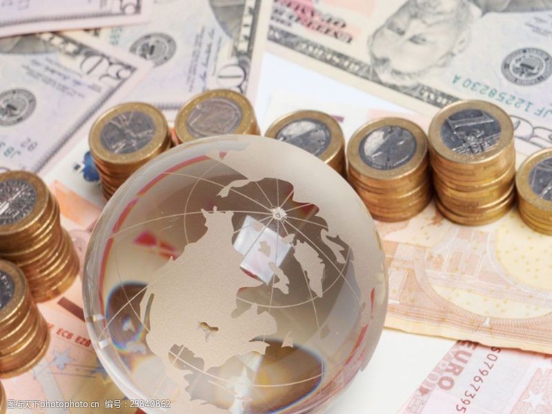 金融理财水晶球与欧元钞票图片