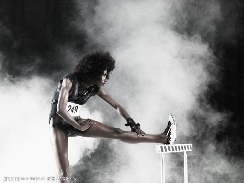 准备姿势压腿的跨栏外国女运动员图片
