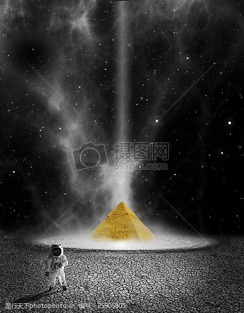 universe宇航员站在后面埃及金字塔可选颜色摄影
