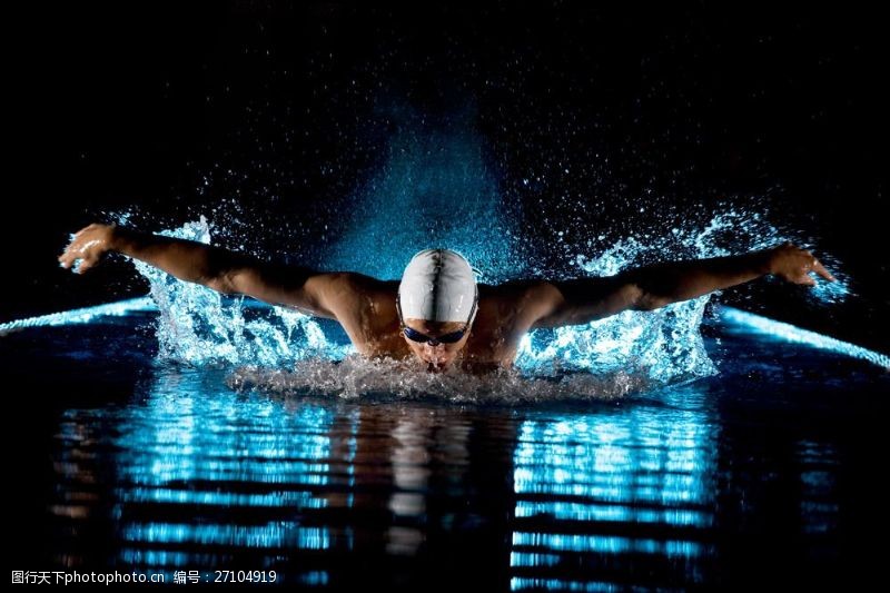 游泳比赛正在游泳的男人图片