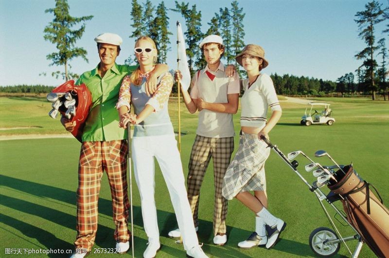 休闲高尔夫高尔夫球场上的时尚男女图片