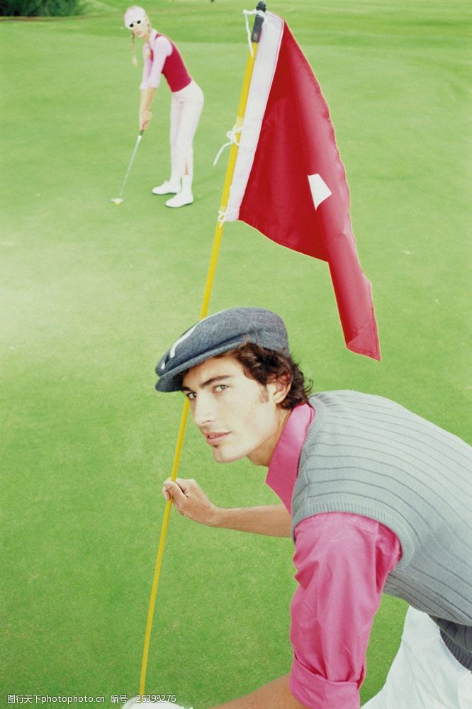 贵族运动高尔夫球场上的时尚男性图片