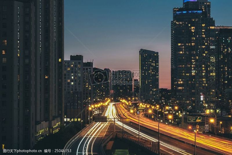 traffic夜期间的汽车和明亮的城市建筑鸟瞰图在时间流逝