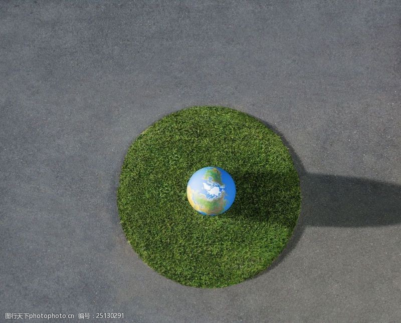 镂空世界地图圆形草地上的蓝色地球图片