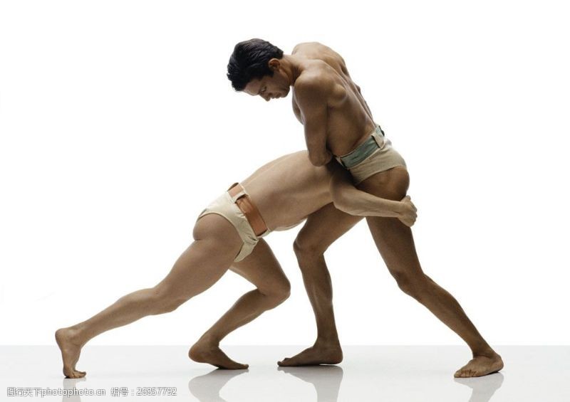 古代奥运会正在摔跤比赛的男性运动员图片