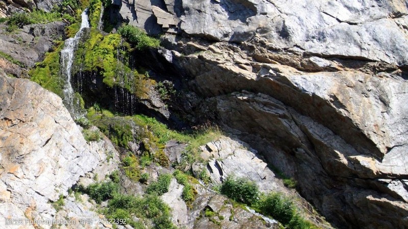 瀑布下的石头山崖上流下的小瀑布图片