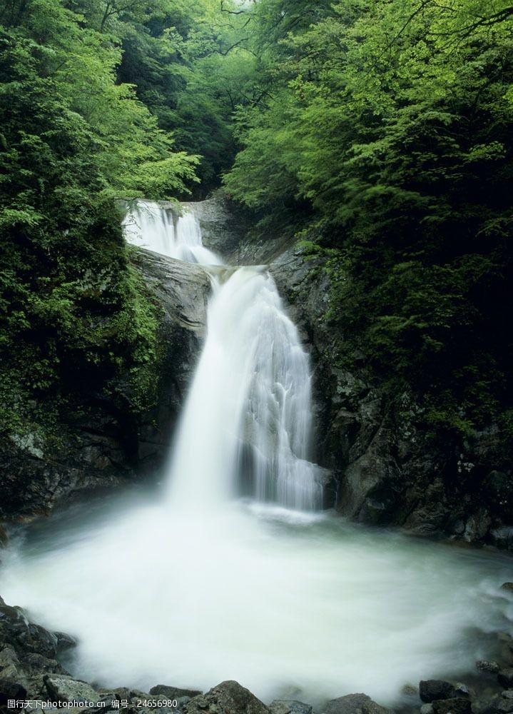 山中漂亮的瀑布写真图片图片