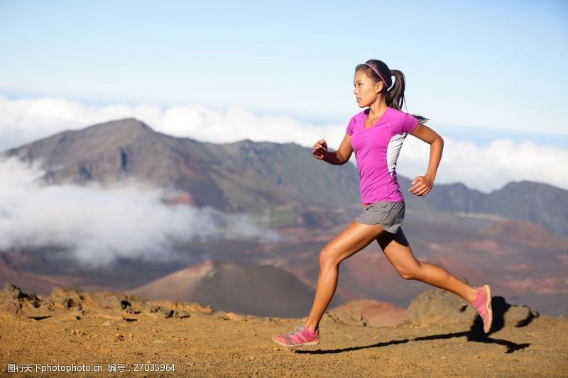 健身锻炼山上跑步的女人图片