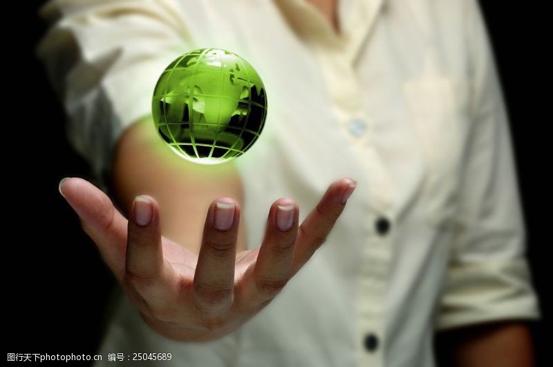 创意手势手心上的绿色地球模型图片