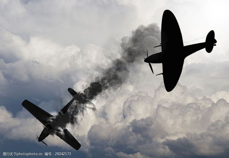 战争天空里的战斗机图片