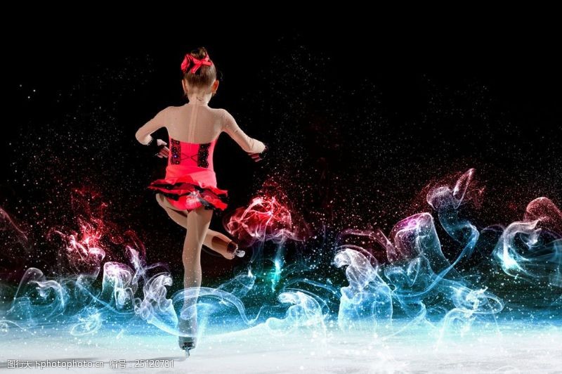 运动的美女旋转的花样滑冰美女图片
