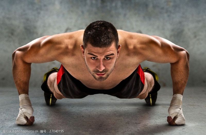 健身锻炼做俯卧撑的男人图片