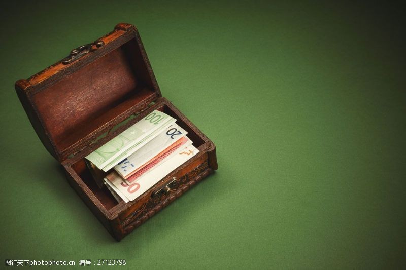 财富藏宝盒里的钞票图片