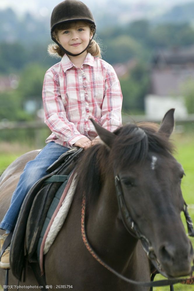 其他类别骑马的小女孩图片