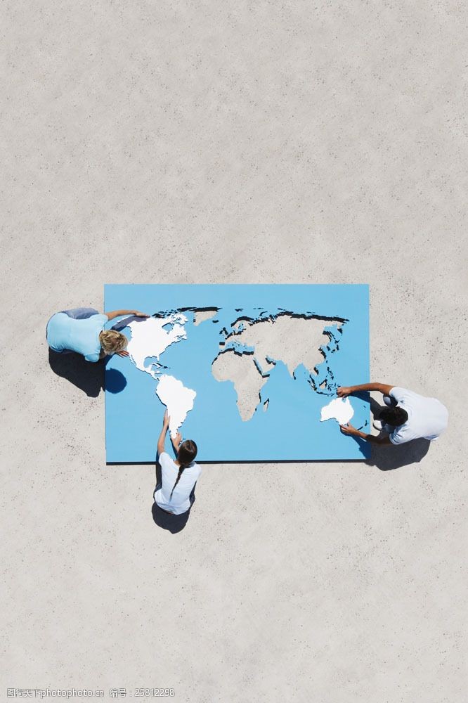 外国人拼镂空世界地图图片
