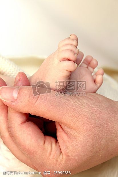 婴儿脚婴儿的脚在父母手中