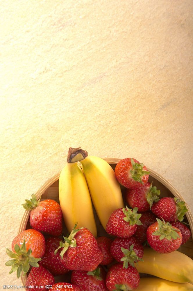 菜篮子草莓与香蕉图片
