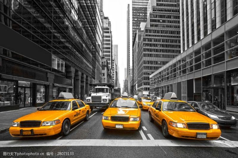 车辆城市街道上的出租车图片
