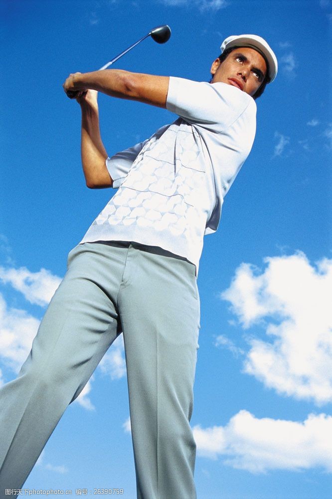 贵族运动打高尔夫球的外国男人图片